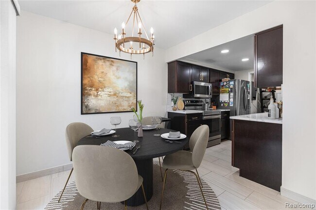 Building Photo - 1476 Oakbrook E Dr