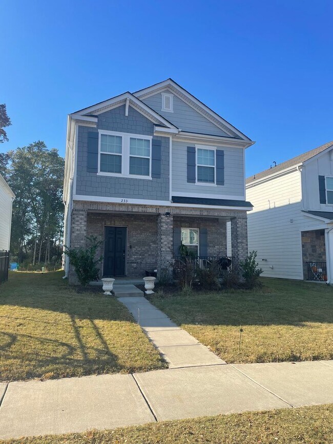 Building Photo - Warm & Welcoming Home in the Heart of Pine...