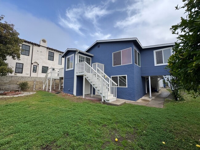 Building Photo - Stunning 2 Bedroom and 2 Bathroom Back House Available Now!