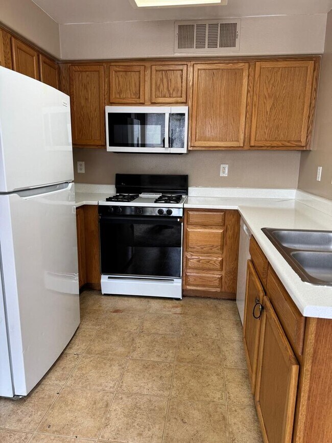 Building Photo - BEAUTIFUL SOUTHEAST 2 BEDROOM CONDO