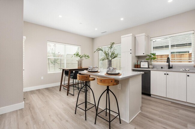 Building Photo - 2806 E Alluvial Ave