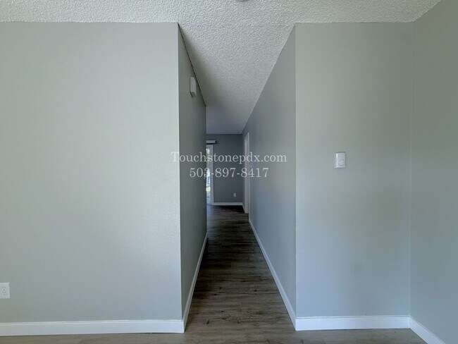 Building Photo - Bright East Portland 3 Bed Apartment Home with Two-Level Layout and Assigned Parking
