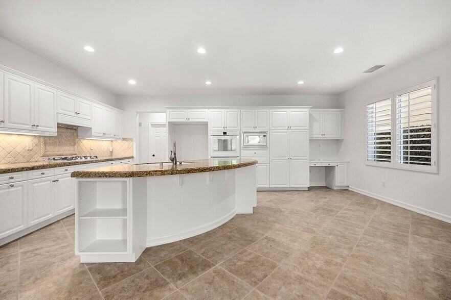 Building Photo - 2556 Pearblossom St