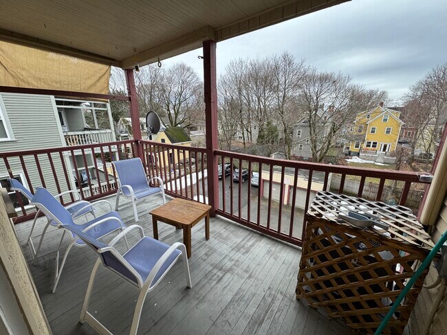 Building Photo - 176 Elm St