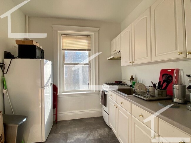 Building Photo - 6/1 Sunny charming Studio apartment just 1...