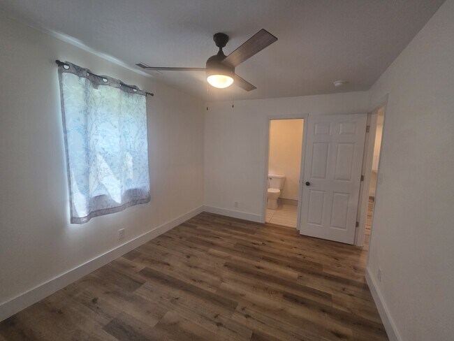 Building Photo - 2842 W Elm St