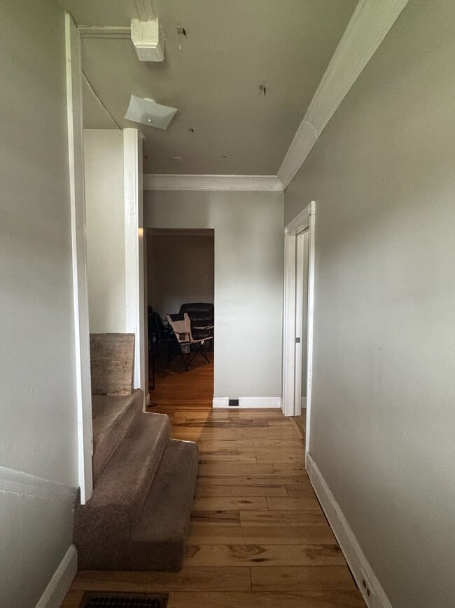 Building Photo - 6 bed/2 bath on Probasco St., Mins. from UC for Only $700/pp ($4200/mo)!