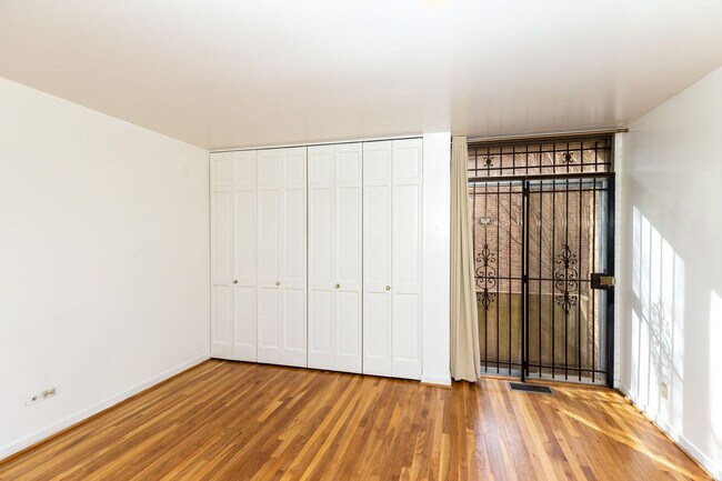 Building Photo - Large SW DC Townhome with Parking