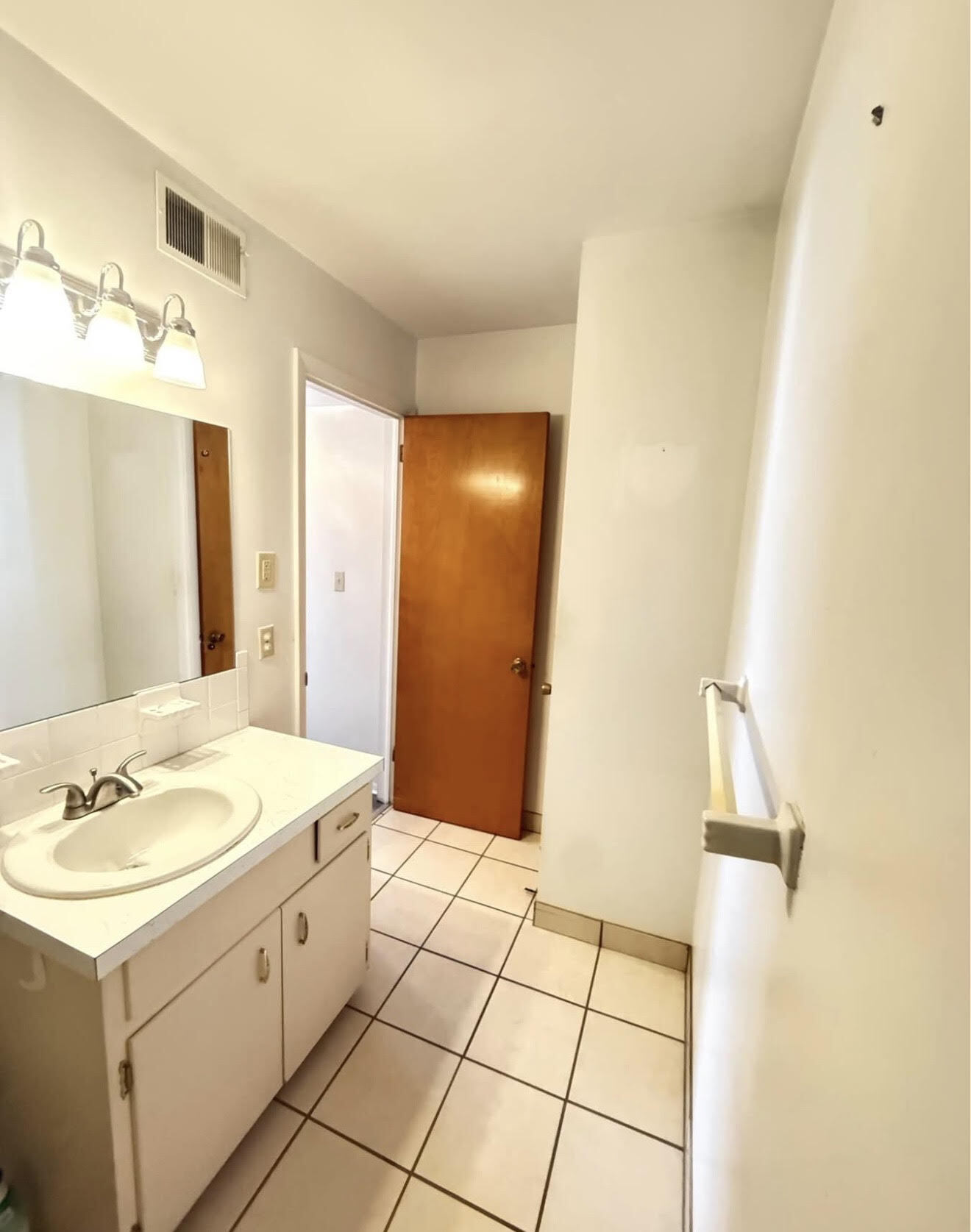 BATHROOM - 5032 Firnley Ave