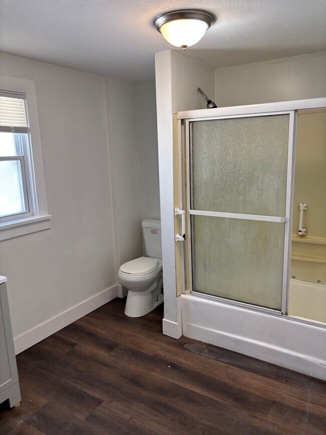 Building Photo - Akron 3 Befroom single