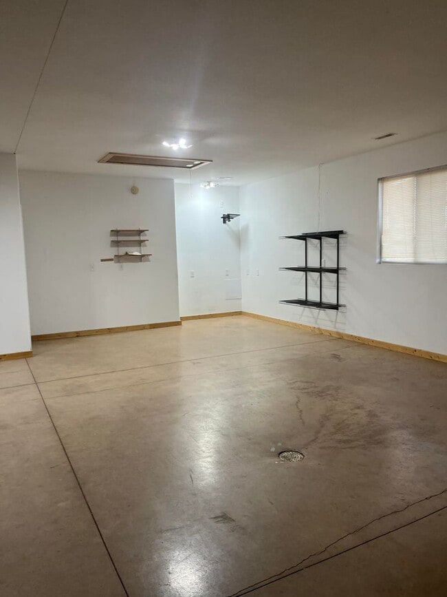 Building Photo - 625 State Rte W