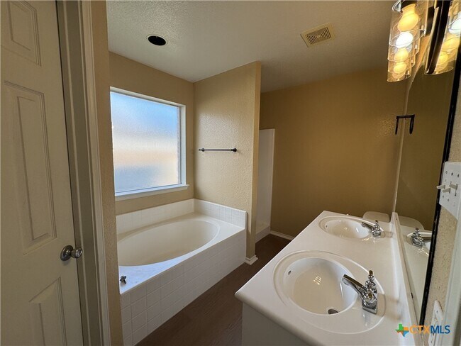 Building Photo - 2806 Maria Dr