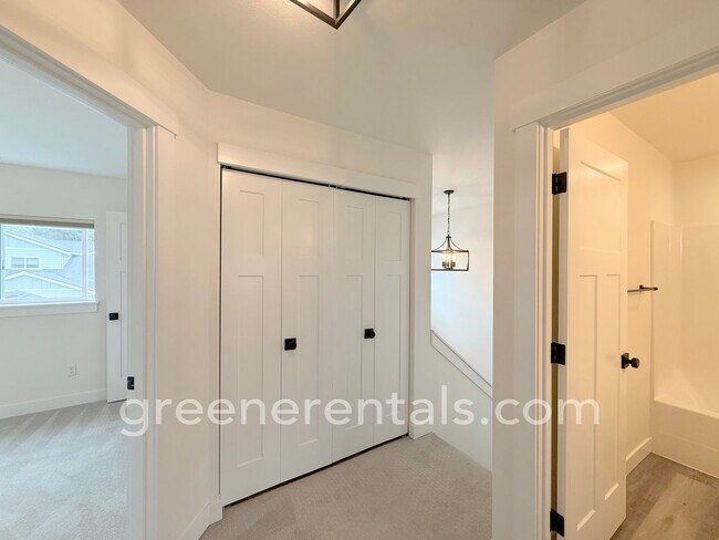Building Photo - 2545 Natola Dr SE