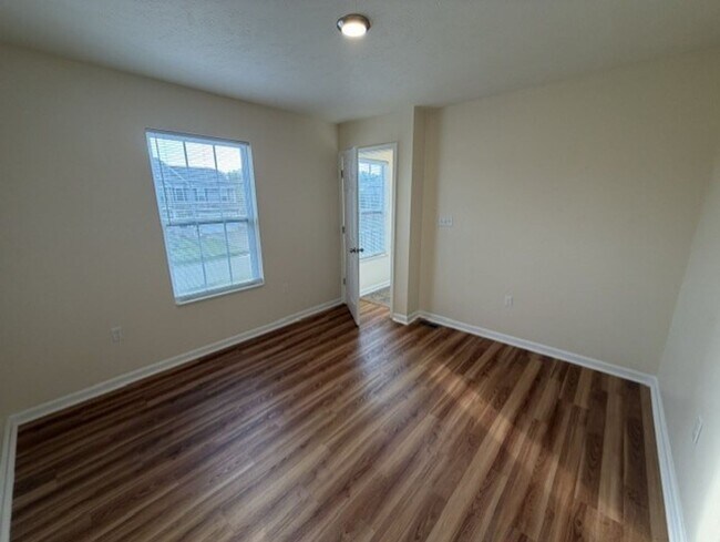 Building Photo - 422 Labrador Ln