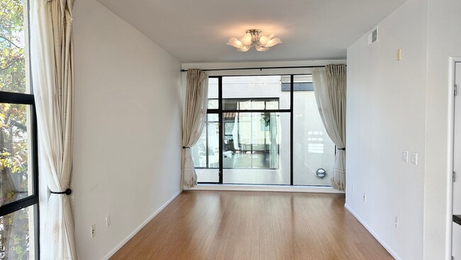 Building Photo - Contemporary 2-Bedroom Condo at the Heart ...