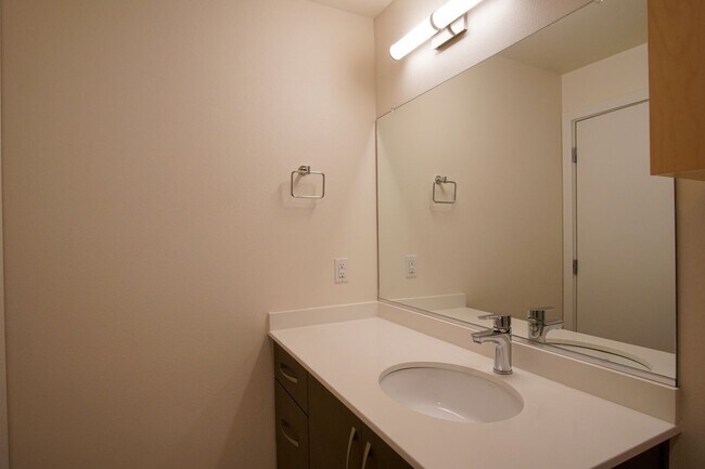 Building Photo - Modern, Spacious 2Bdr w/Condo-Grade Finish...