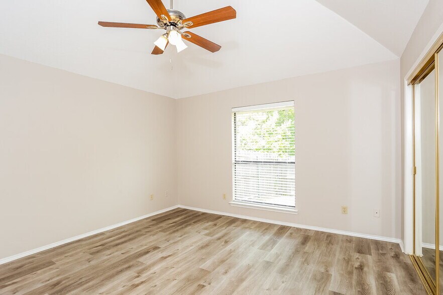 Building Photo - 101 Streamside Dr