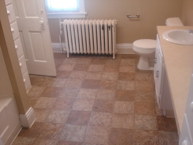 Building Photo - 206 Burr