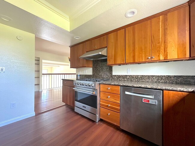 Building Photo - Spacious 3-Bedroom Condo for Rent in UTC –...
