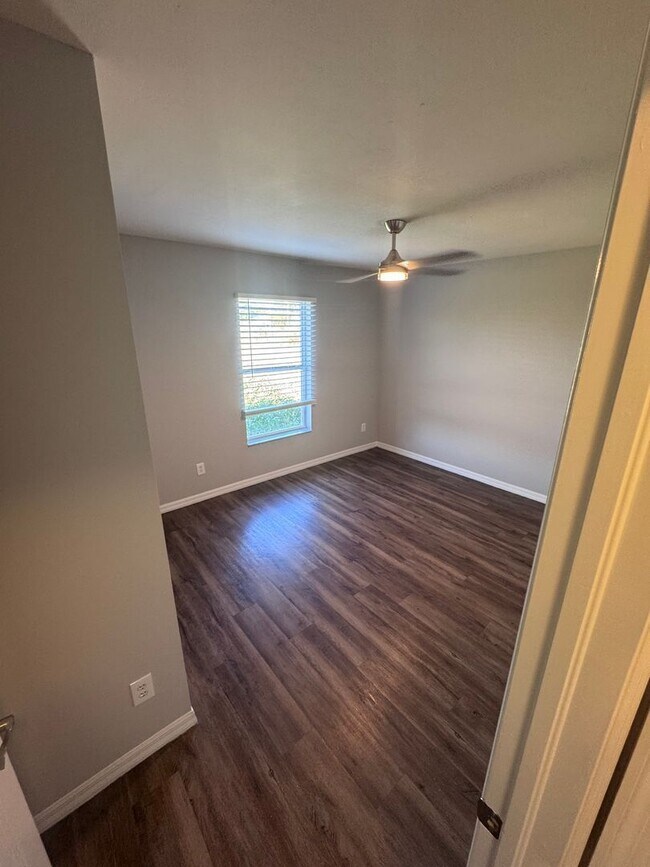 Building Photo - 338 Harold Ave S