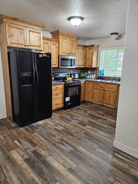Building Photo - 586 Sunflower Rd