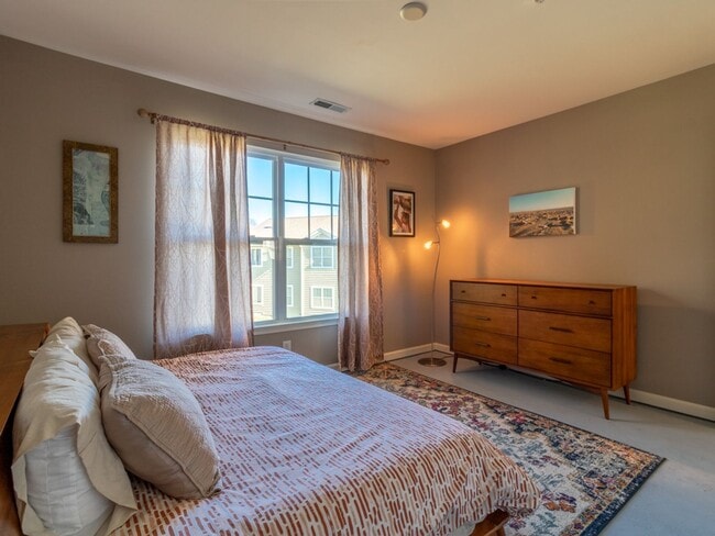 Building Photo - YEAR ROUND RENTAL- FURNISHED - 3 BEDROOM CONDO - WOODS COVE