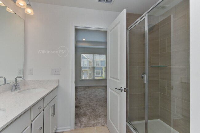 Building Photo - Beautiful 3BD/2.5BTH Townhouse with Commun...