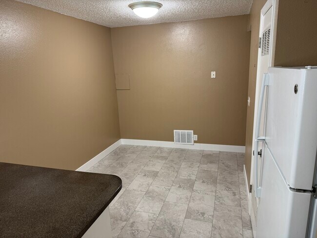 Building Photo - Magnussen Apartments