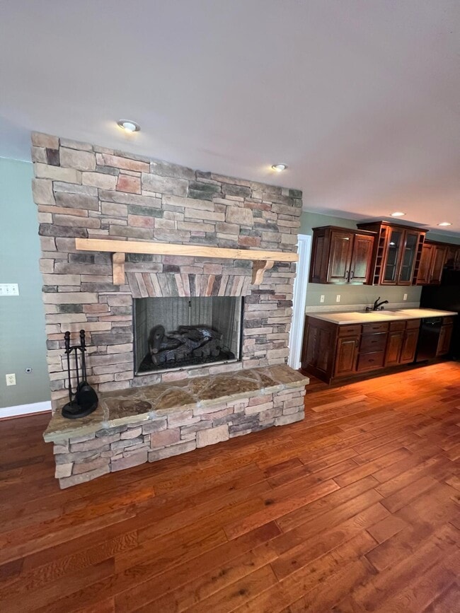 Building Photo - 212 Lakeside Dr