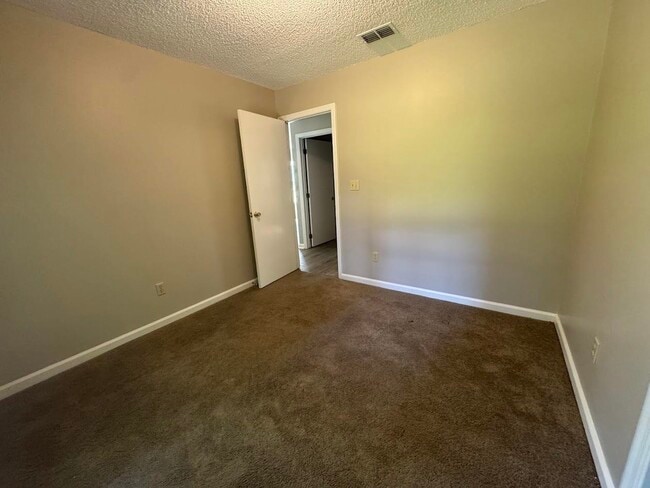 Building Photo - 1052 Longstreet Dr