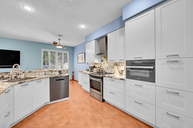 Building Photo - 2922 Port Royale Ln S