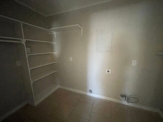 Building Photo - Won’t last long! Make the call today!