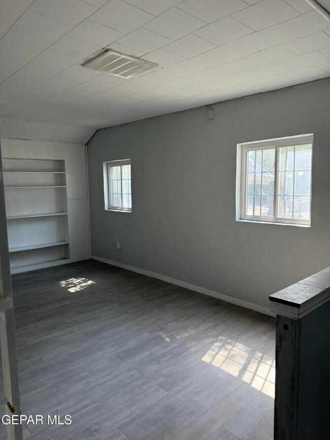 Building Photo - 258 Riverside Dr