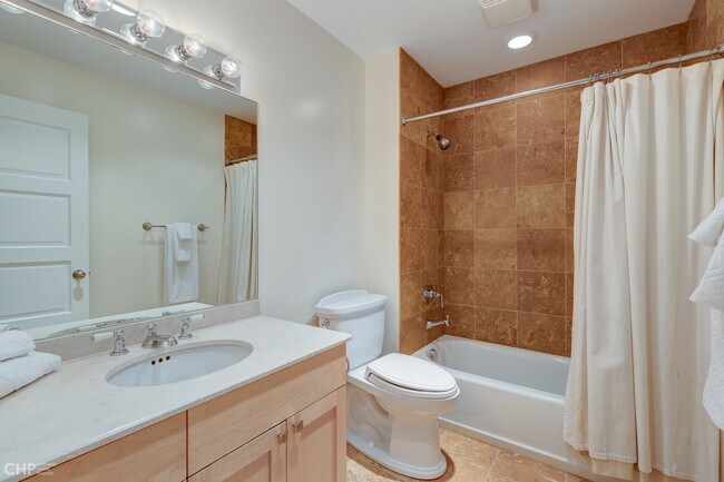 Building Photo - 2663 N Marshfield Ave