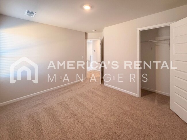 Building Photo - Stylish two level home with open concept l...