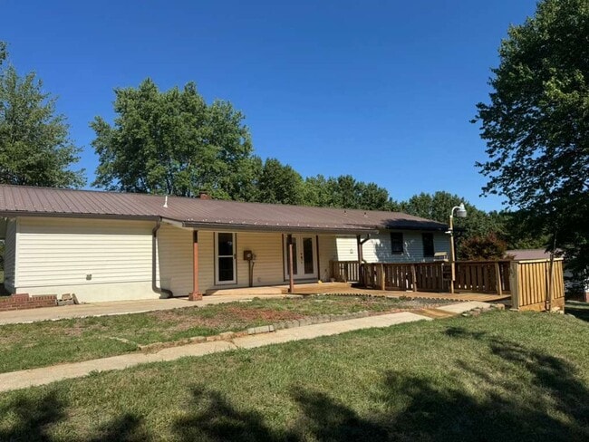 Building Photo - Available! Beautiful 3 Bed, 1 Bath Home in quiet neighborhood