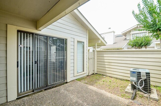 Building Photo - 6211 Ludington Dr