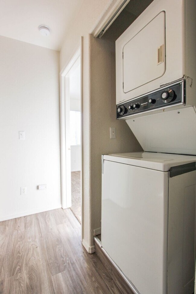 Building Photo - 8100 E Lakeshore Dr