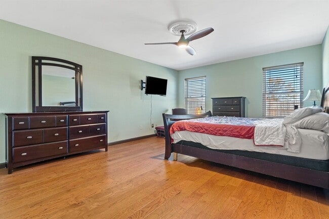 Building Photo - 120 Live Oak Ln