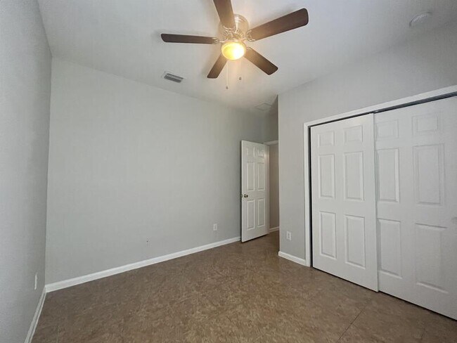 Building Photo - 414 Fern Lake Dr