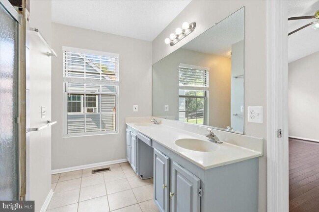 Building Photo - 461 Foxridge Dr SW
