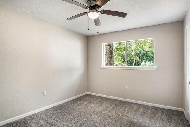 Building Photo - Updated 4 bedroom, 3 bath, single story ho...