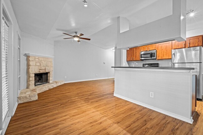 Building Photo - Fabulous Lake Austin 1 Bedroom - 2222 / 36...