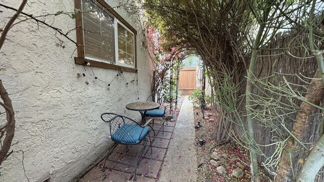 Building Photo - 1054 W Clifton Ave