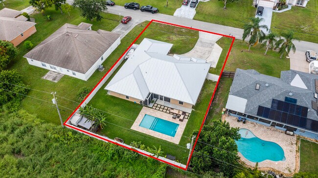 Building Photo - 1280 SW Kalevala Dr