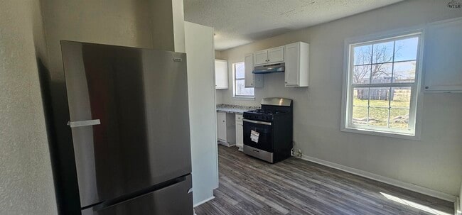 Building Photo - 1404 Deville St