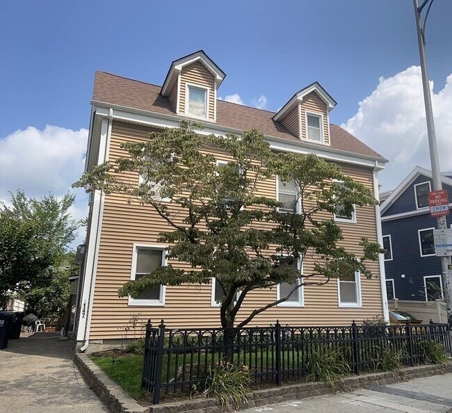 Building Photo - 147 River St