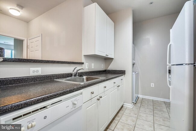 Building Photo - 2765 Centerboro Dr