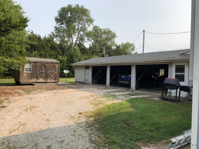 Building Photo - 302 W Neosho St