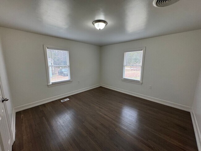 Building Photo - Cozy Home with Upgraded Finishes